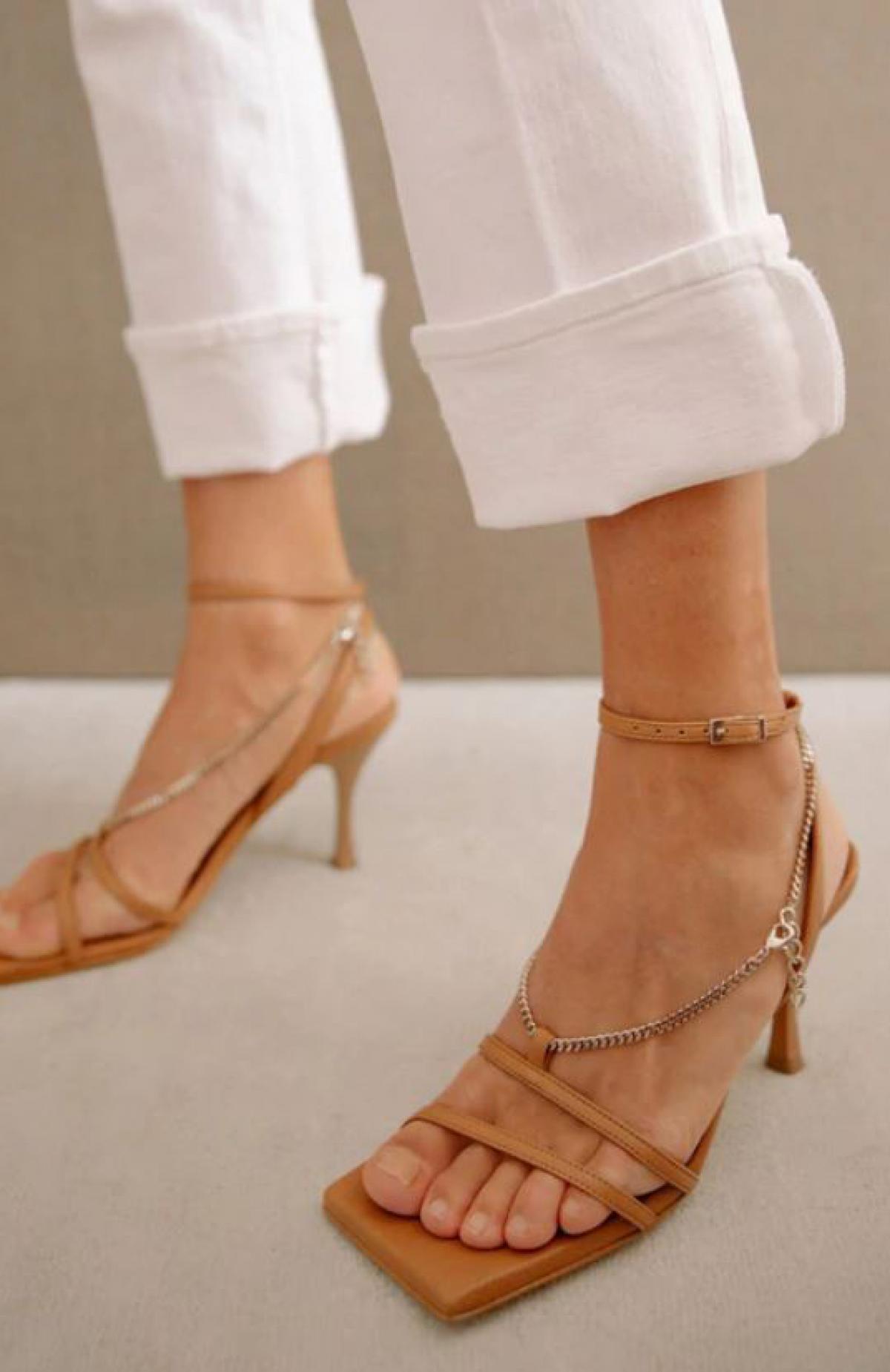 Cognackleurige sandalen met hak 