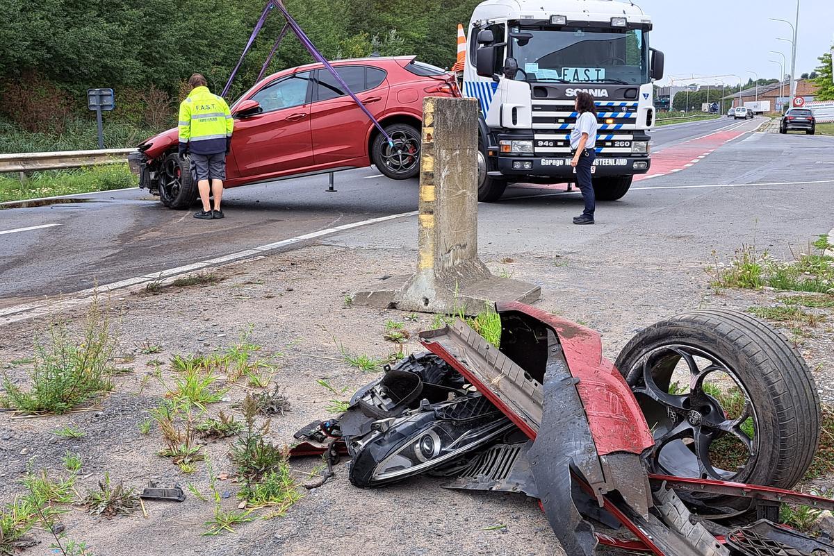 Wagen Tot Schroot Herleid Nadat Bestuurder Controle Over Stuur Verliest ...