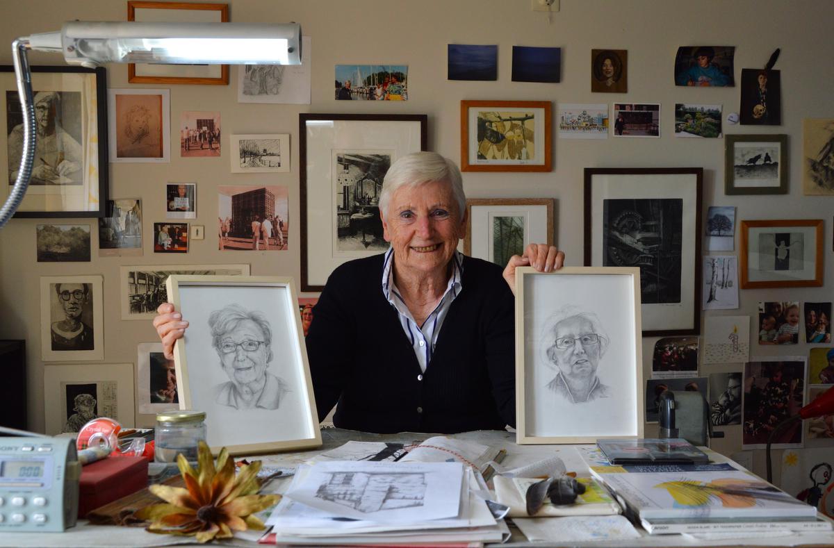 Brugse Josine Vandenberghe (87) krijgt eerste expo met haar tekeningen: “Het zit in de ogen. Als je die goed tekent, heb je een geslaagd portret” - KW.be