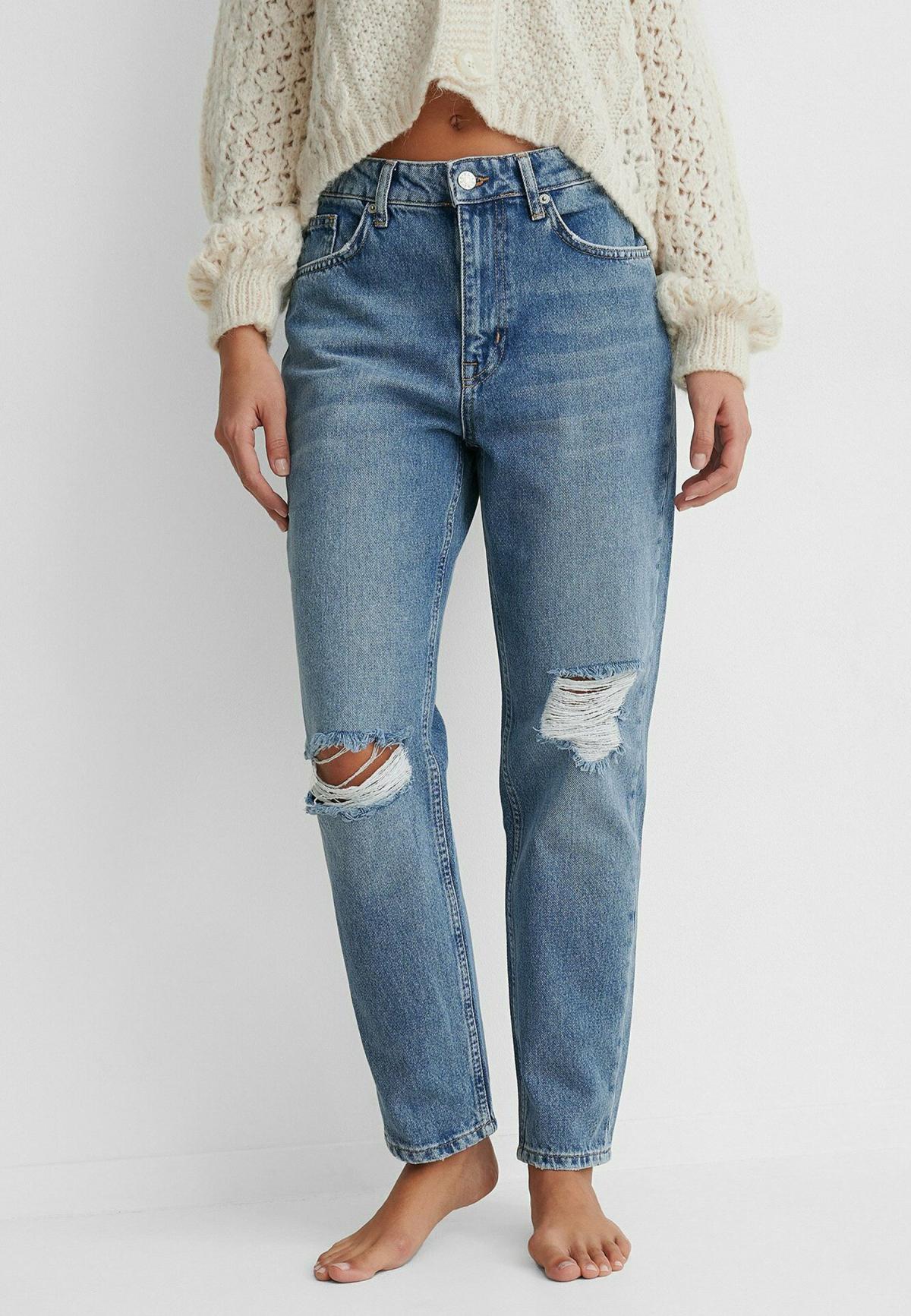 Le jean mom troué