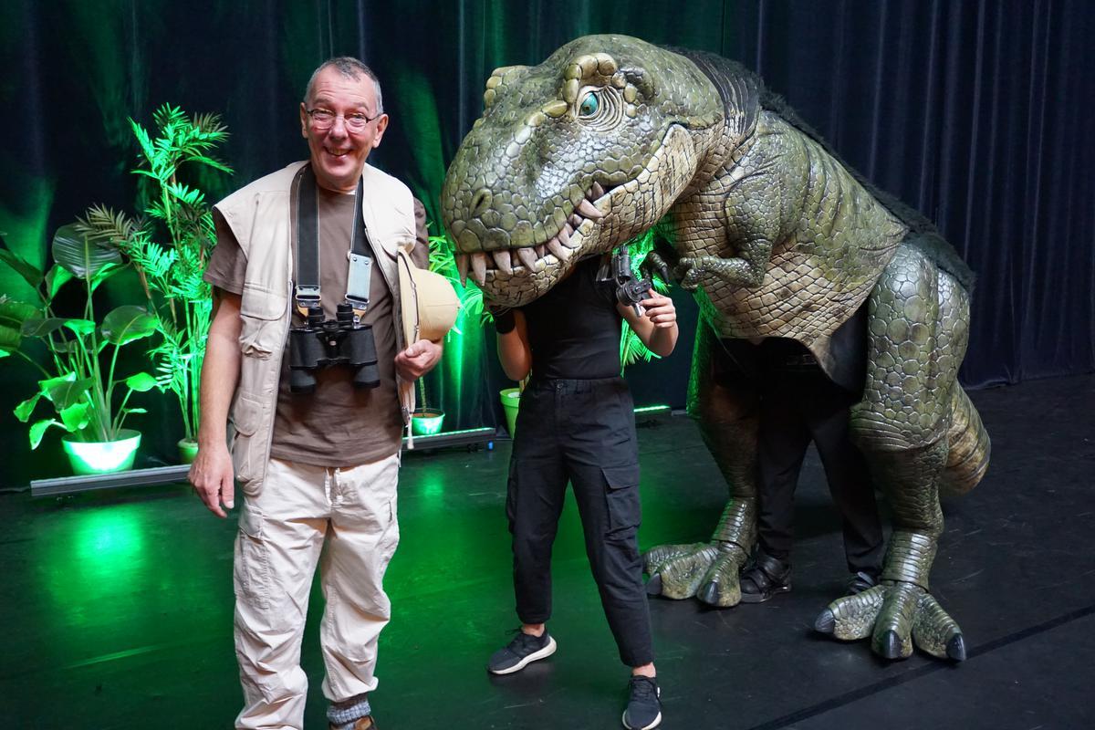 Herman Verbruggen gastacteur tijdens spektakelshow met dinosaurussen