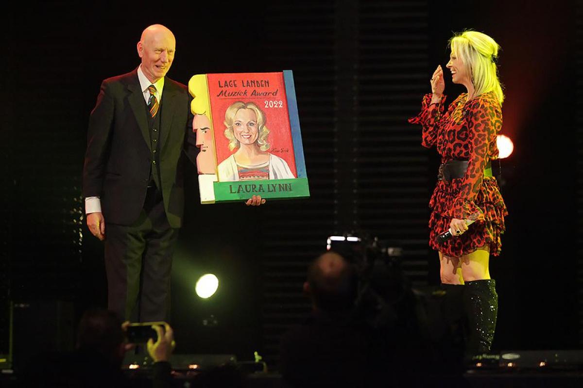 Laura Lynn krijgt de 'Lage Landen Muziek Award' van Herr Seele in Plopsaland De Panne -