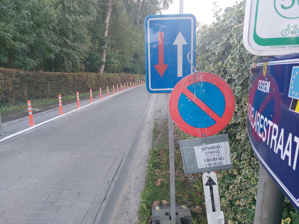 In de Kokelarestraat zetten paaltjes de wegverzakking af, het nieuwe wegdek zal voor volgend voorjaar zijn.