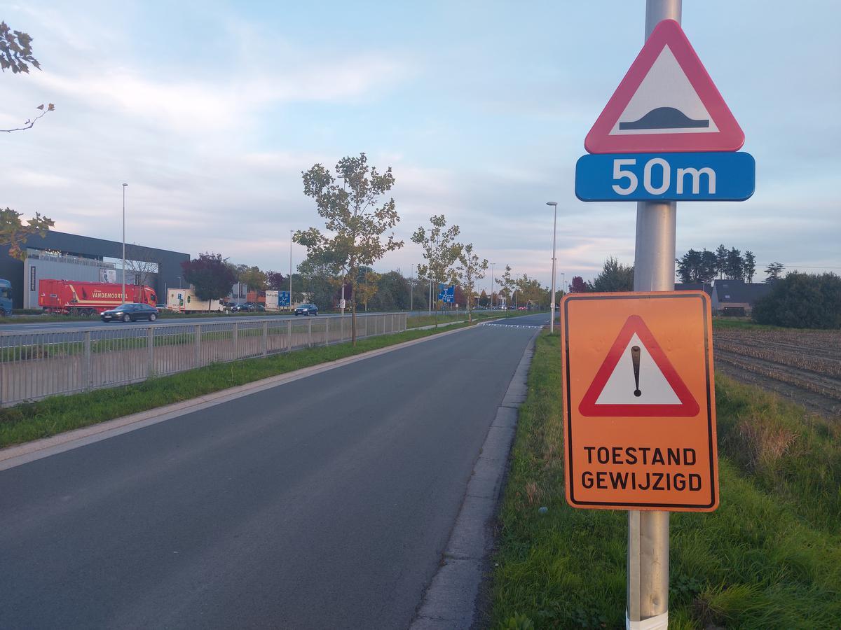 Het verkeersplateau in de Molstraat op het kruispunt met de Hazelaarstraat moet ervoor zorgen dat de automobilisten vaart minderen en fietsers veilig kunnen oversteken richting de tunnel.