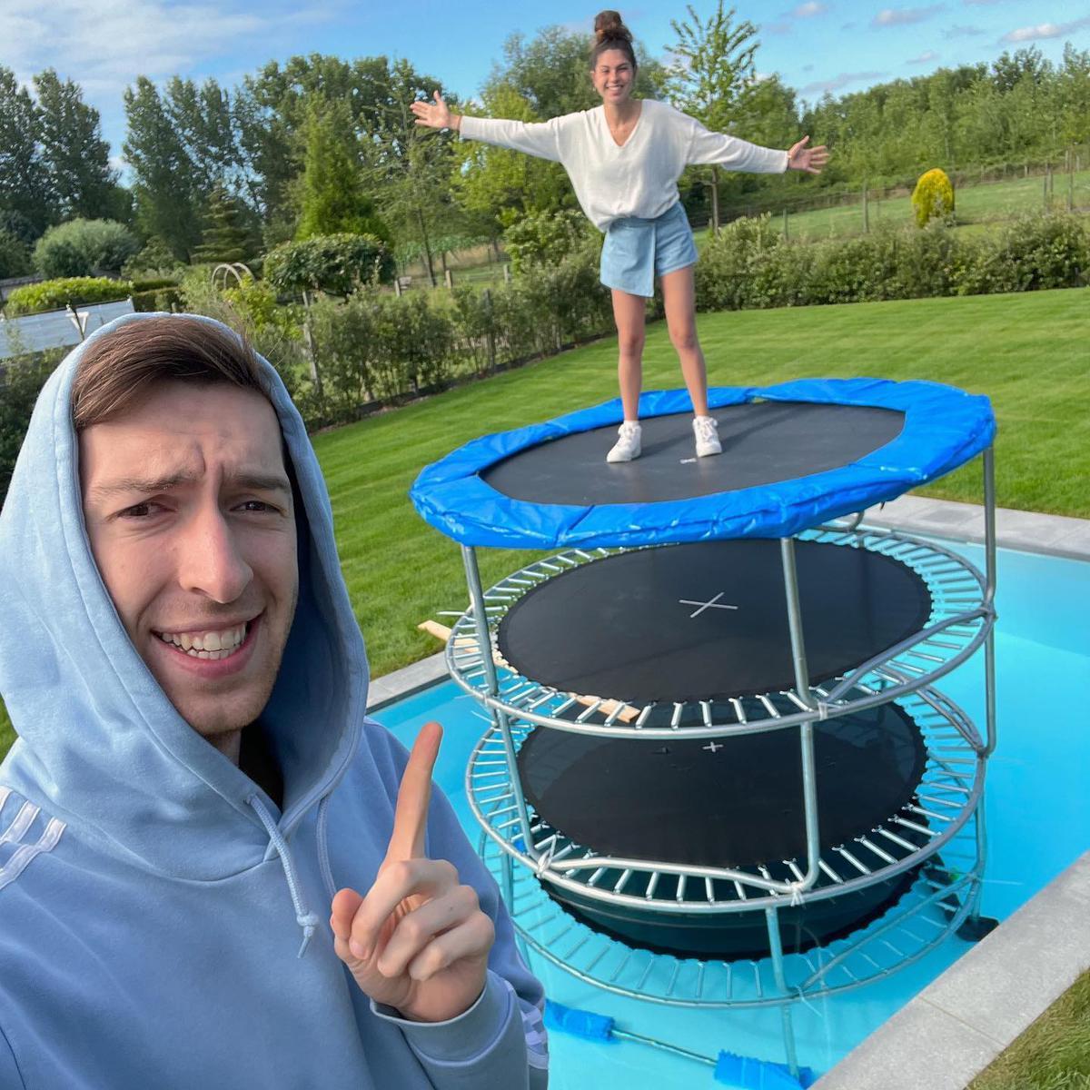 Slapen op een trampoline in een zwembad. Sommige challenges zijn nogal... euh, bizar.