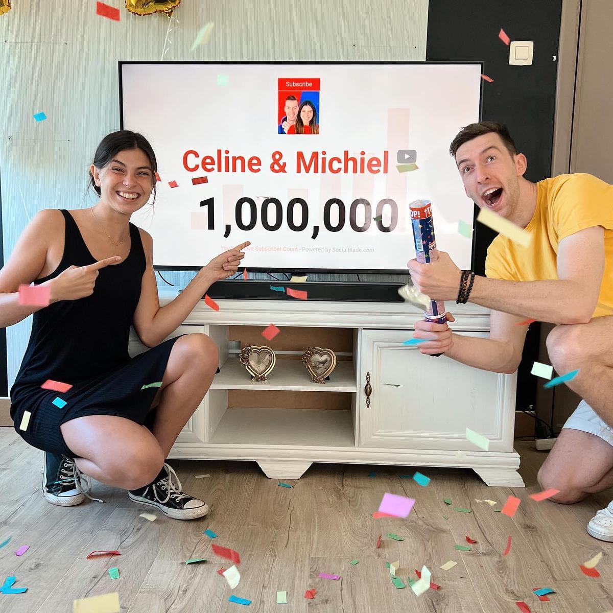 De twee vierden feest toen ze de kaap van 1 miljoen YouTube-abonnees haalden.