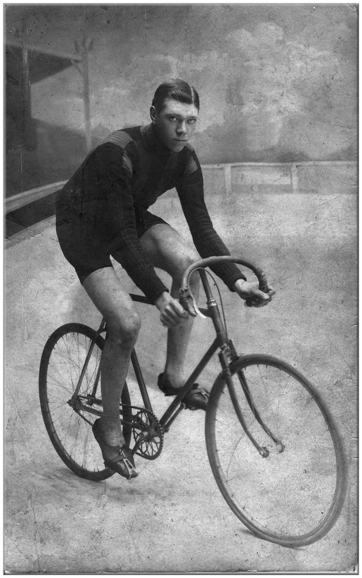 Veloschoenmaker Camiel Thomas op zijn fiets in 1905. (gf)