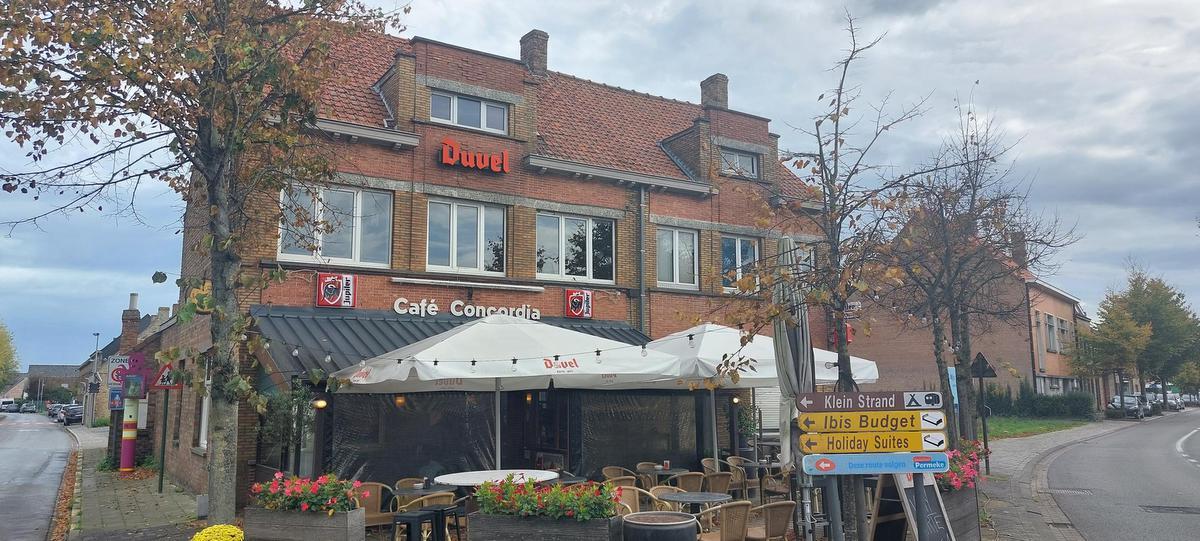 Het geplande vluchtelingenkamp wordt druk becommentarieerd in café Concordia in Jabbeke.