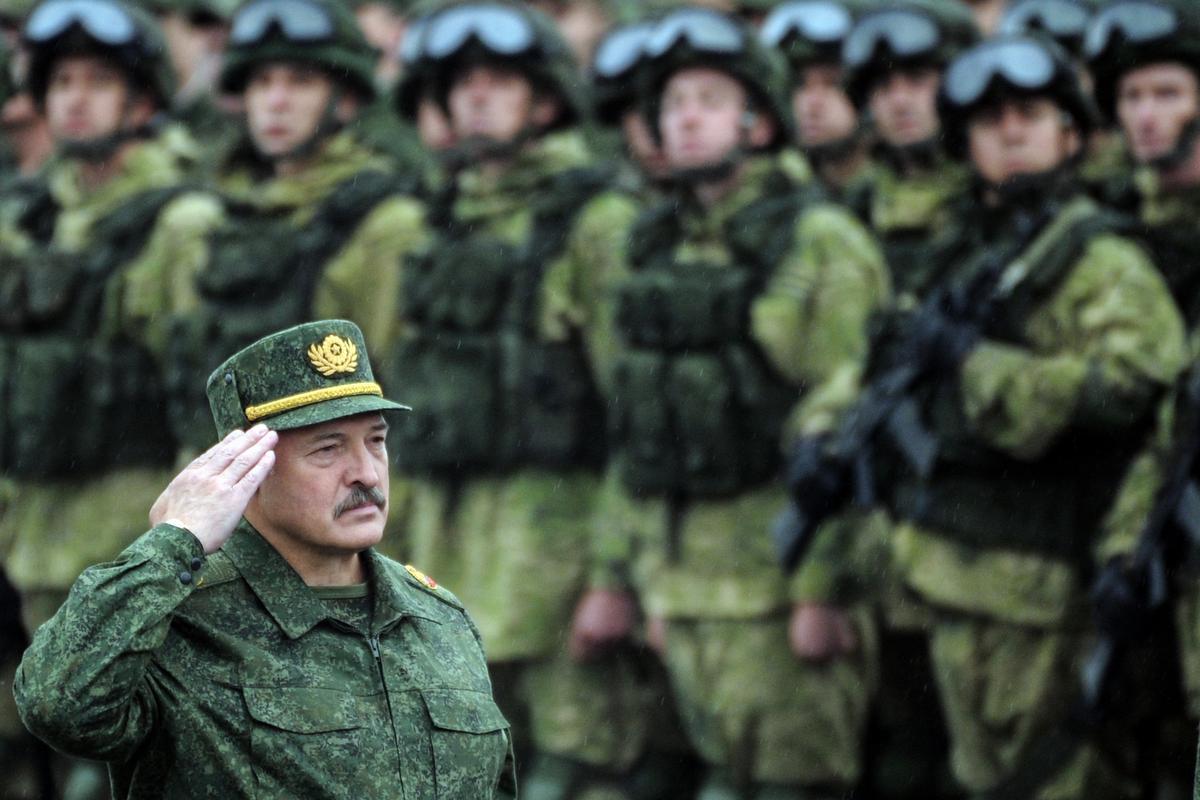 Loekasjenko schouwt de Belarussische troepen tijdens de Zapad-oefeningen, in 2017.