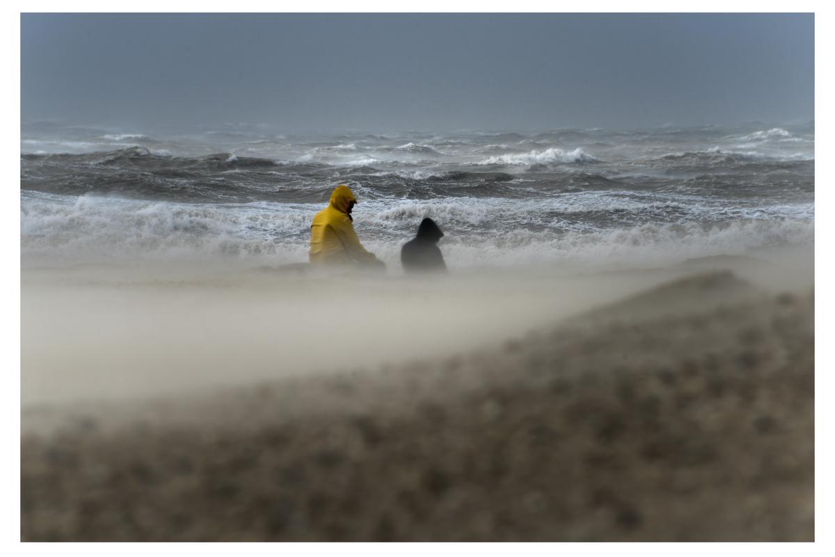 Een vader en zoon kijken samen naar de storm Eunice. Een beeld dat fotograaf Michiel Hendryckx heel erg ontroerde. (foto Michiel Hendryckx)