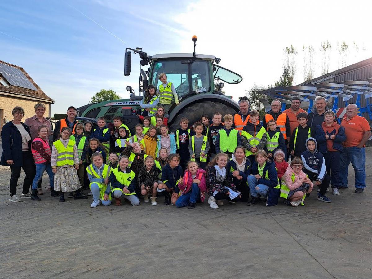 Leerlingen van VBS De Krekel in Roesbrugge gingen vrijdagmorgen langs bij landbouwer Kris om de gevaren van landbouwvoertuigen te leren inschatten.