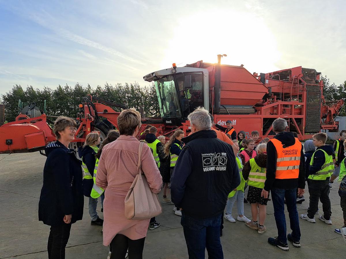 Leerlingen van VBS De Krekel in Roesbrugge gingen vrijdagmorgen langs bij landbouwer Kris om de gevaren van landbouwvoertuigen te leren inschatten.