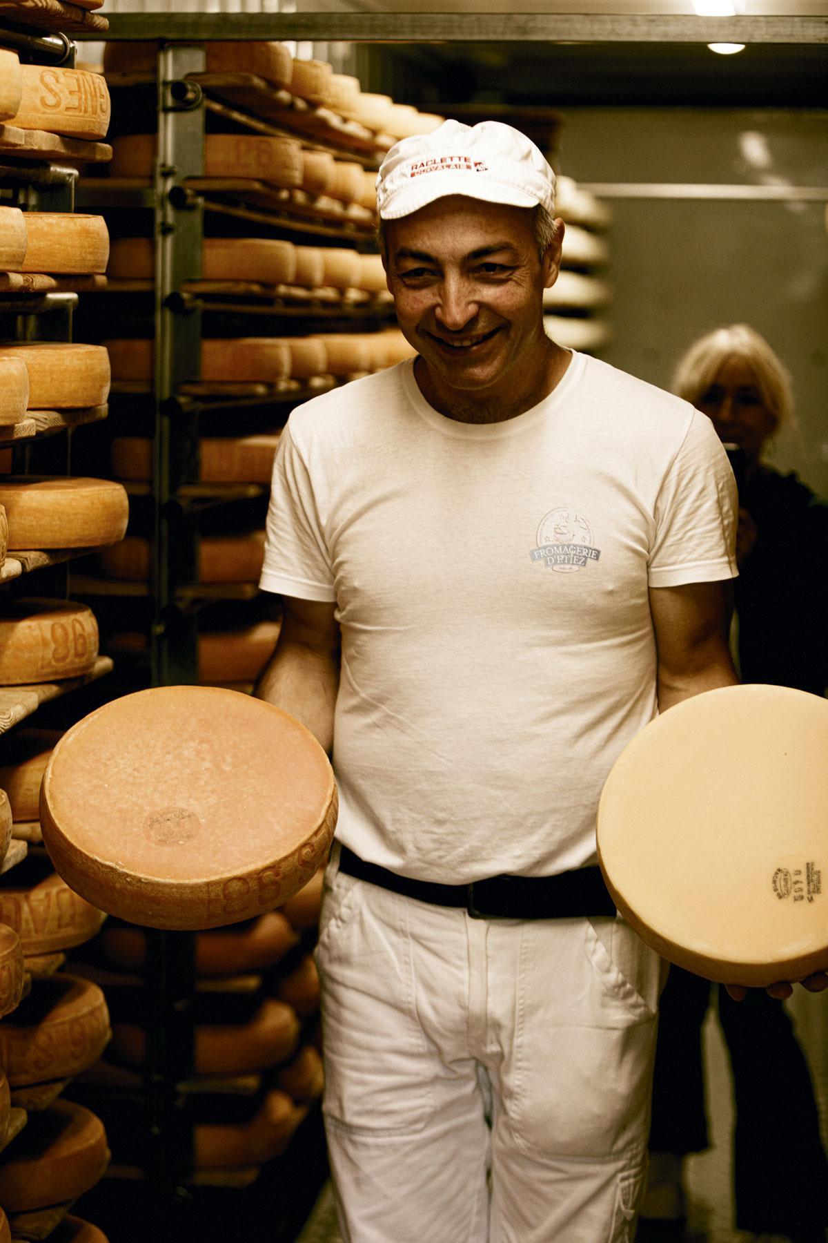 Les étagères où mûrit le fromage de raclette.