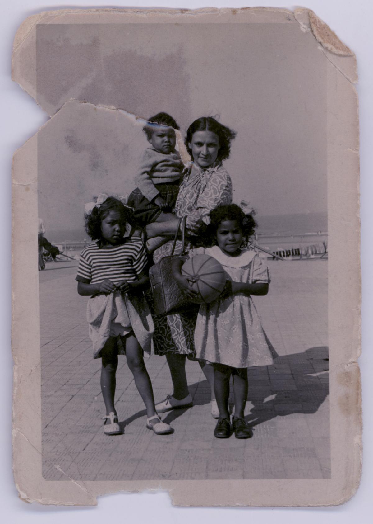 Een uitstapje naar Blankenberge. Lucienne, echtgenote van François Kamanda, met dochters Annie (mamy Annie), Francine (op de arm) en Jacqueline (met bal).