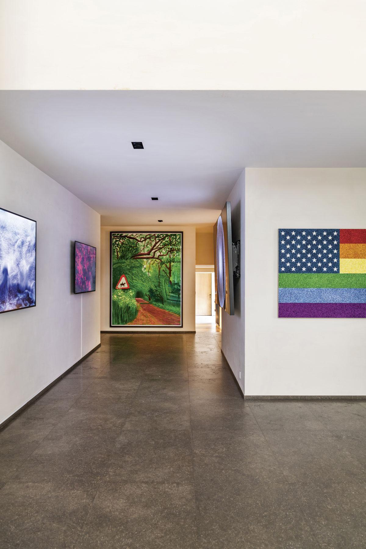 In de hal komen diverse kunstvormen aan bod, o.a. Rainbow American Flag (rechts) van Jonathan Horowitz, Jardins D’été van Davide Quayola (links achteraan) en het werk Machine Hallucination van Refik Anadol (vooraan links).