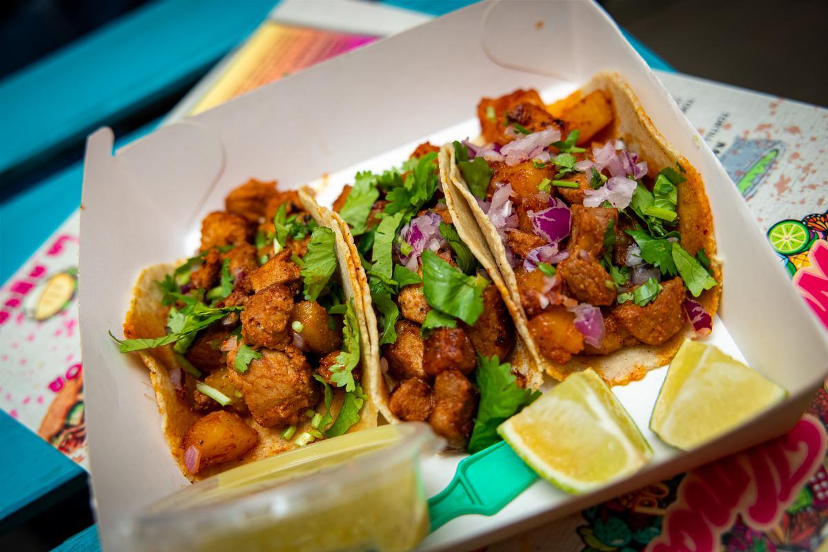 Tacos al pastor, misschien het ultieme Mexicaanse streetfood, zoals je het in elke Mexicaanse taqueria kunt vinden
