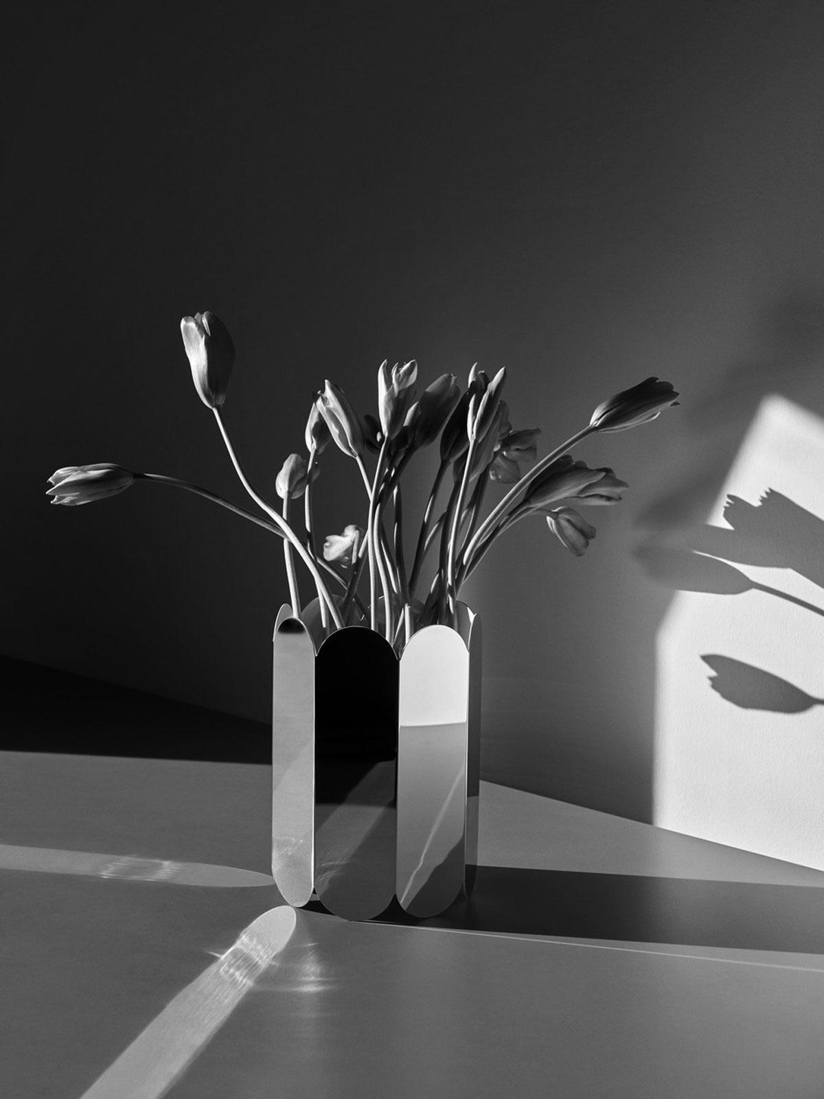 Les vases en verre miroir de Muller Van Severen pour HAY coûtent aujourd’hui 100 euros de plus qu’il y a un an.A droite: xxxxxx