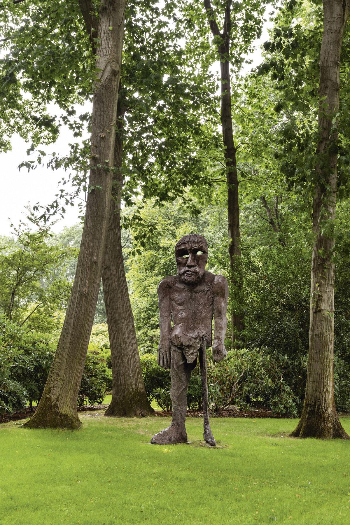 Le géant de bronze de Thomas Houseago veille sur l’entrée du domaine.