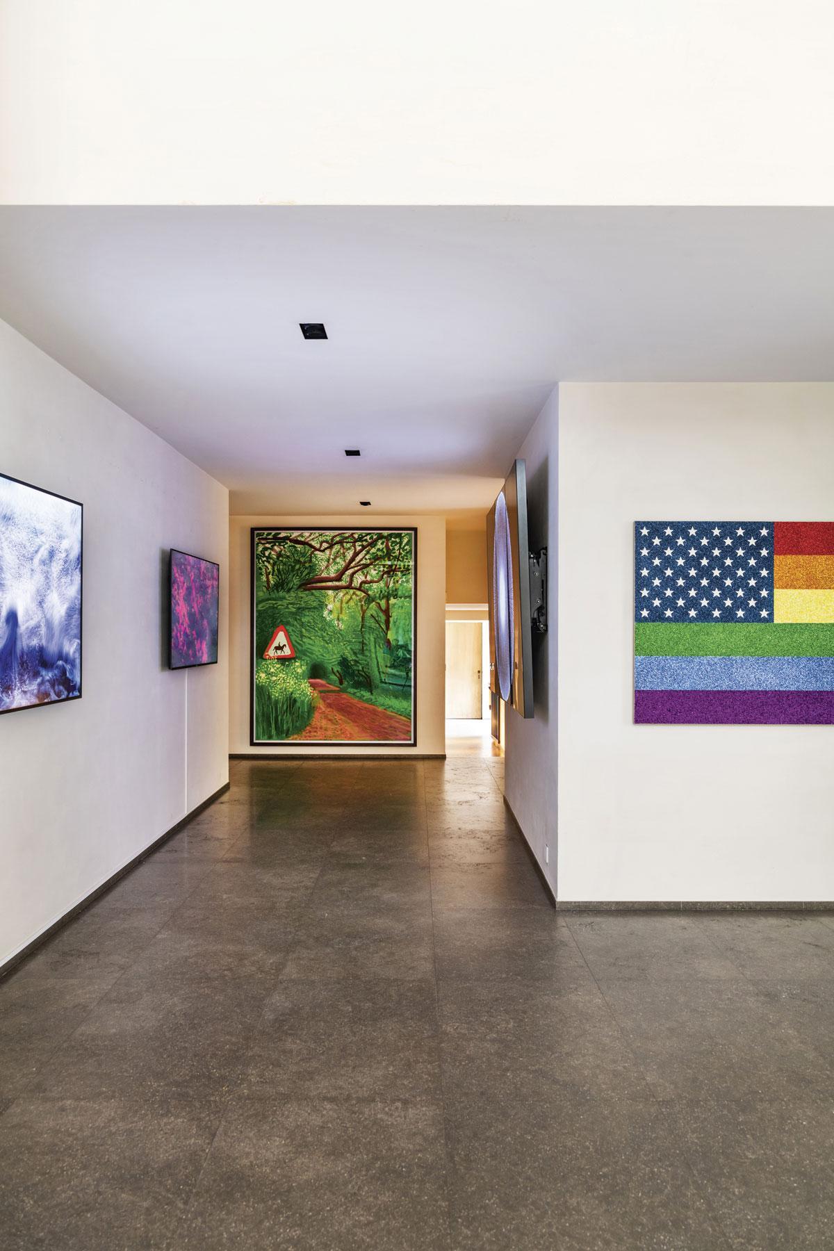 Une vue du hall où sont présentées diverses formes d’art. A droite, Rainbow American Flag de Jonathan Horowitz. Au fond à gauche, Jardins d’été de David Quayola. Et à l’avant, à gauche, Machine Hallucination de Refik Anadol.