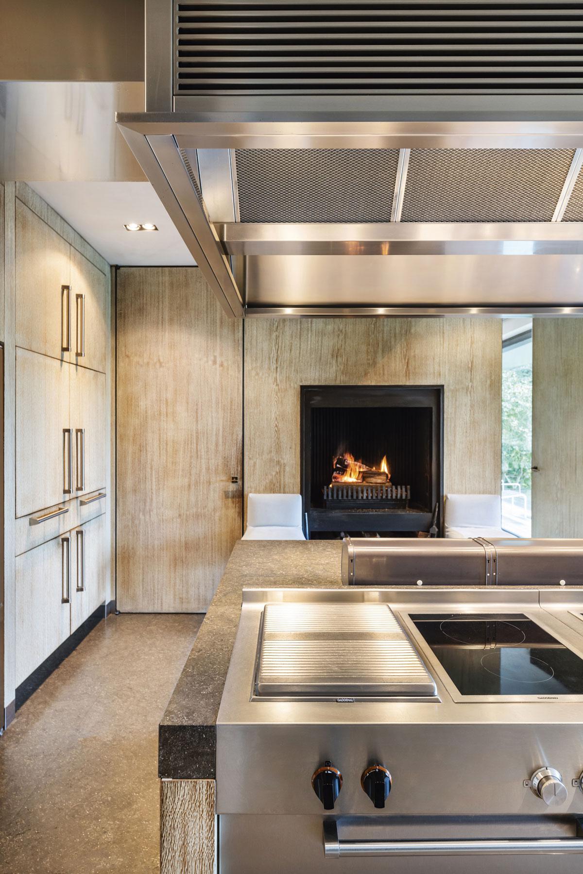 La cuisine spacieuse avec cheminée est le cœur de la maison.
