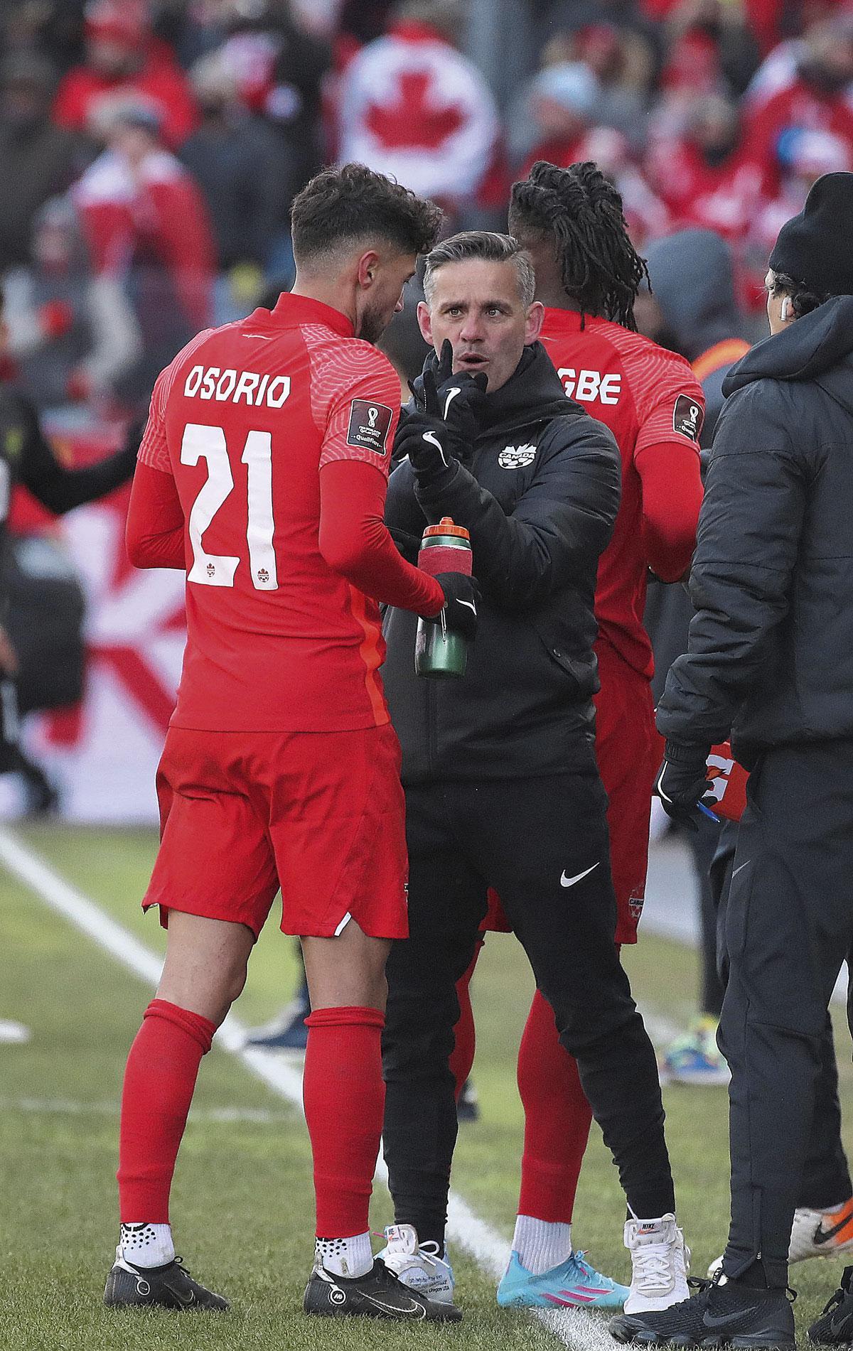 John Herdman briefe Jonathan Osorio lors du match décisif pour la qualification pour le Qatar, face à la Jamaïque.