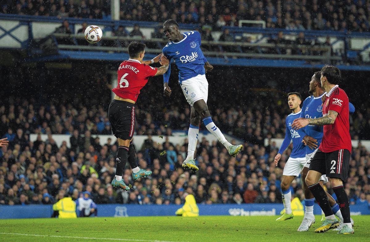 Amadou Onana fait étalage de sa puissance lors d'un duel aérien avec Lisandro Martínez (Manchester United).