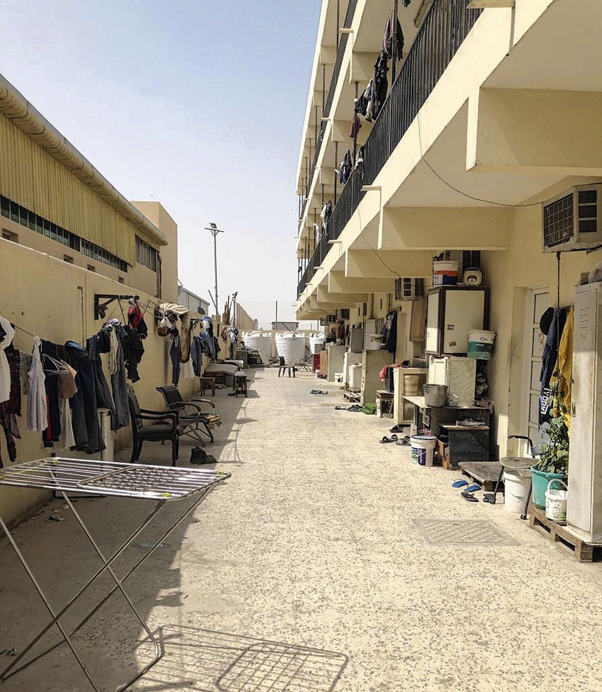 Des vêtements sèchent au soleil dans la zone industrielle de Doha. Le lieu de vie de près de 250.000 travailleurs principalement issus d'Inde, du Népal, du Bangladesh et du continent africain..