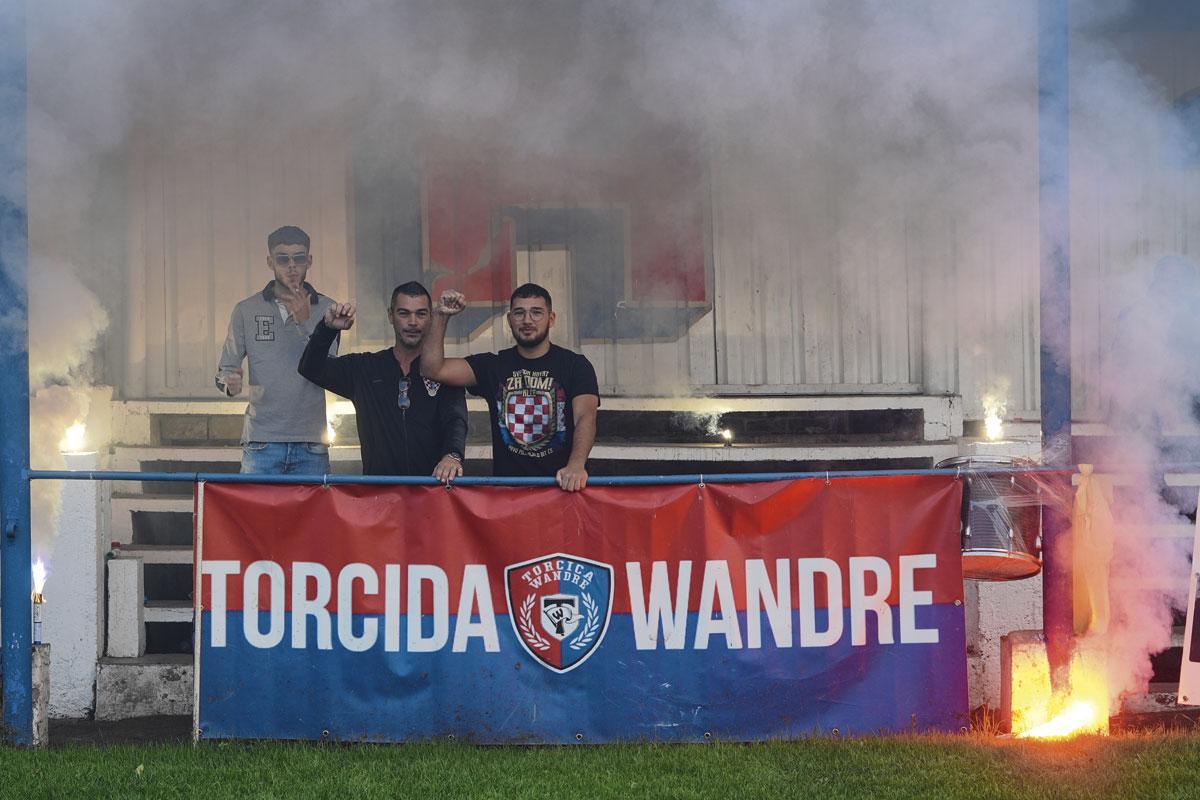 Moet er nog vuur zijn? Supportersclub ‘Torcida Wandre’ verzorgt de sfeer.