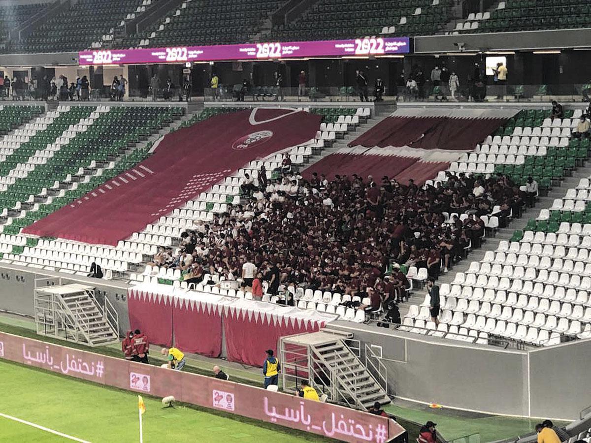 Fake supporters zijn uitgedost in de kleuren van Qatar tijdens de vriendschappelijke wedstrijd tegen Slovenië op 29 maart in het Education City Stadium in Doha.