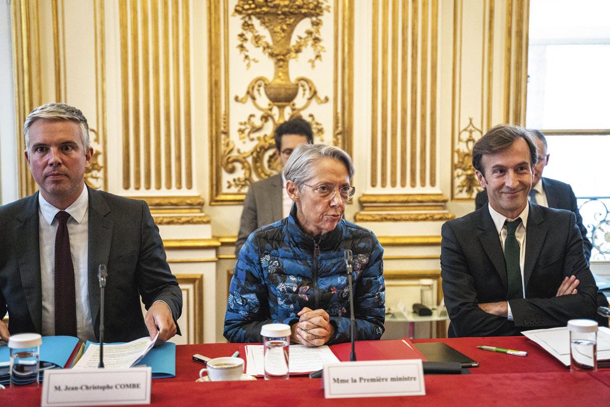 Alors que le gouvernement français appelait les Français à la sobriété énergétique, la Première ministre, Elisabeth Borne, arborait une doudoune. Un geste et une communication à faible impact.