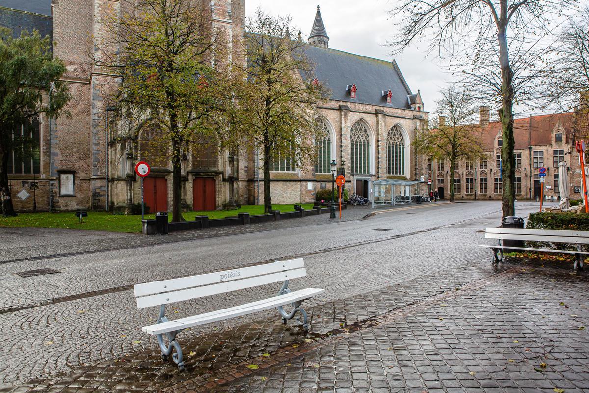 Geboorte en dood liggen soms dicht bij elkaar. Dat geldt ook voor het Paradijsportaal van de Onze-Lieve-Vrouwekerk. (foto Davy Coghe)