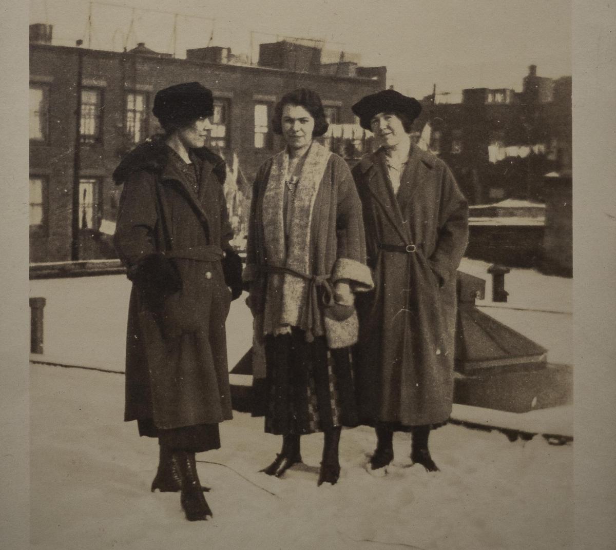 De eerste foto van Anna na haar overtocht in 1921 : op een besneeuwd dak in New York.