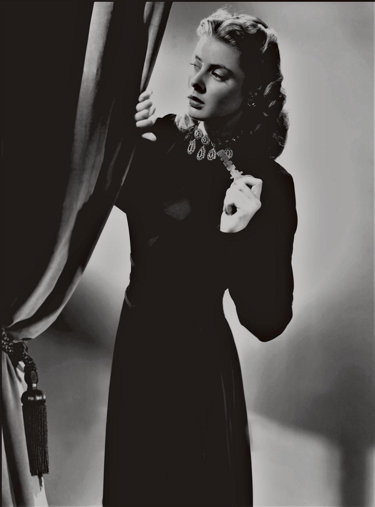 Pour Hitchcock, Ingrid Bergman incarne l'espionne Alicia Huberman dans Les Enchaînés.