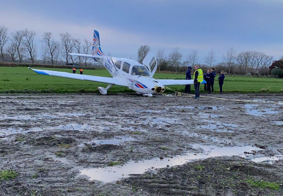 Het vliegtuigje landde in de velden in Damme. (foto Politie Brugge)