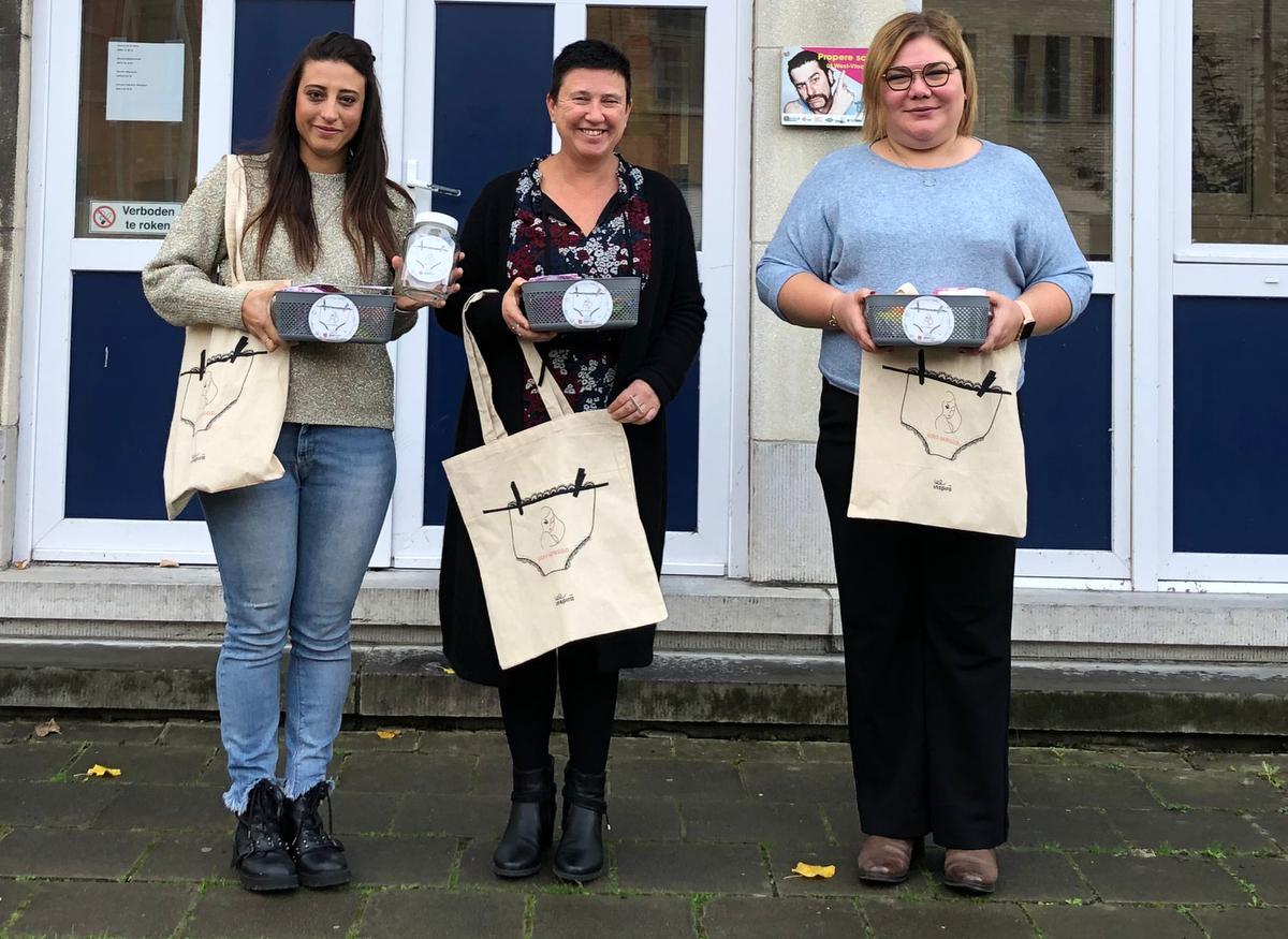 We zien projectverantwoordelijke Lisa Clarisse, directeur Atheneum Ieper Sandra Leleu en directeur KTA Kimberly Maricou.