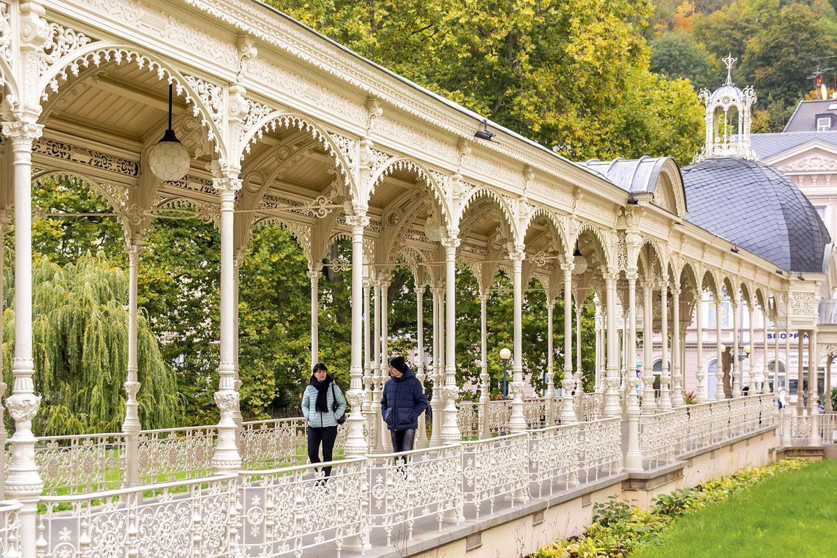 de gietijzeren Parkcolonnade in Karlsbad uit 1880, ontworpen door de Weense architecten Helmer en Fellner.