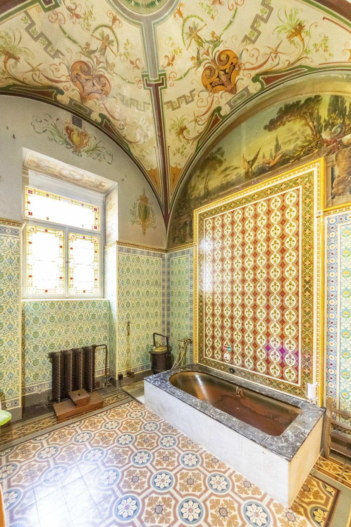 de badkamer van koning Edward VII in kuurhotel Nove Lazne is te huur voor 25 euro per uur.