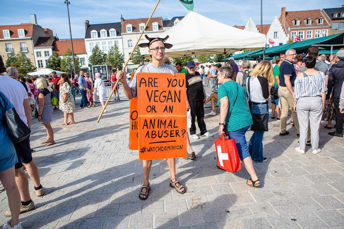 klimaatactivist Wouter Mouton tijdens een actie op de zaterdagmarkt op ‘t Zand in Brugge.