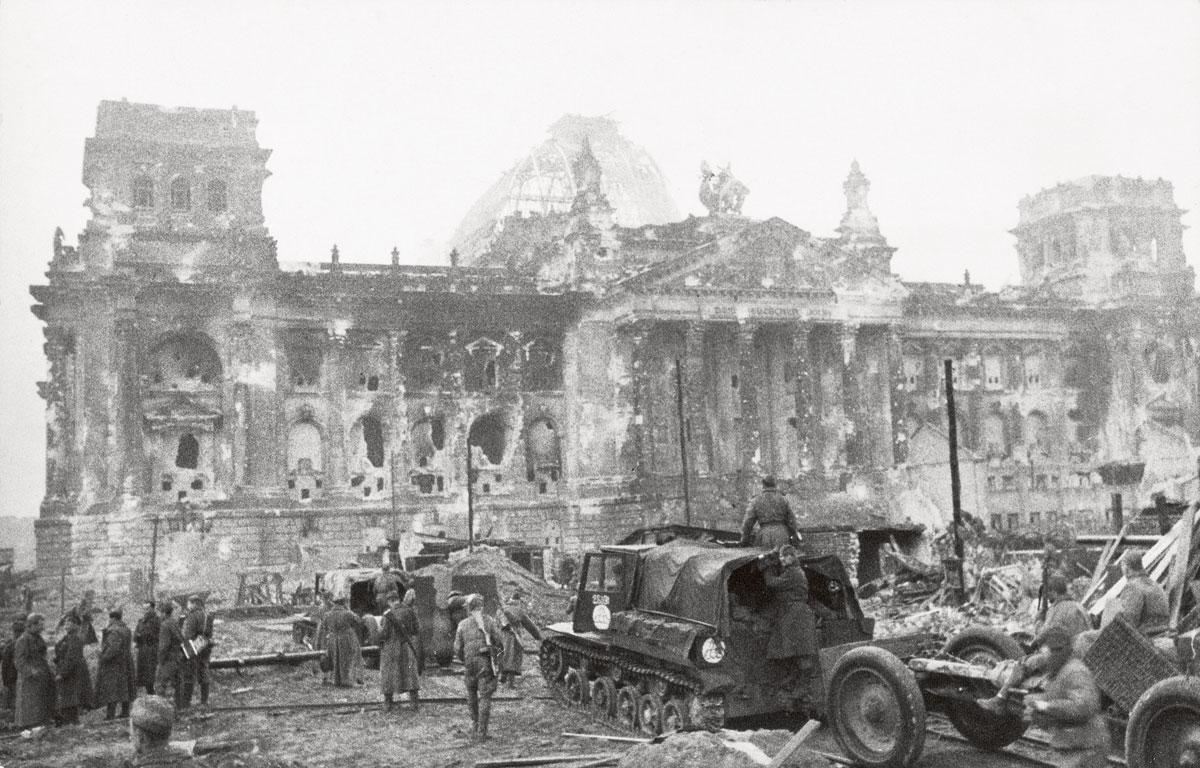 Sovjetsoldaten in Berlijn, 1945. '"We hebben minstens 2 miljoen bastaarden verwekt", zeiden ze me trots.'