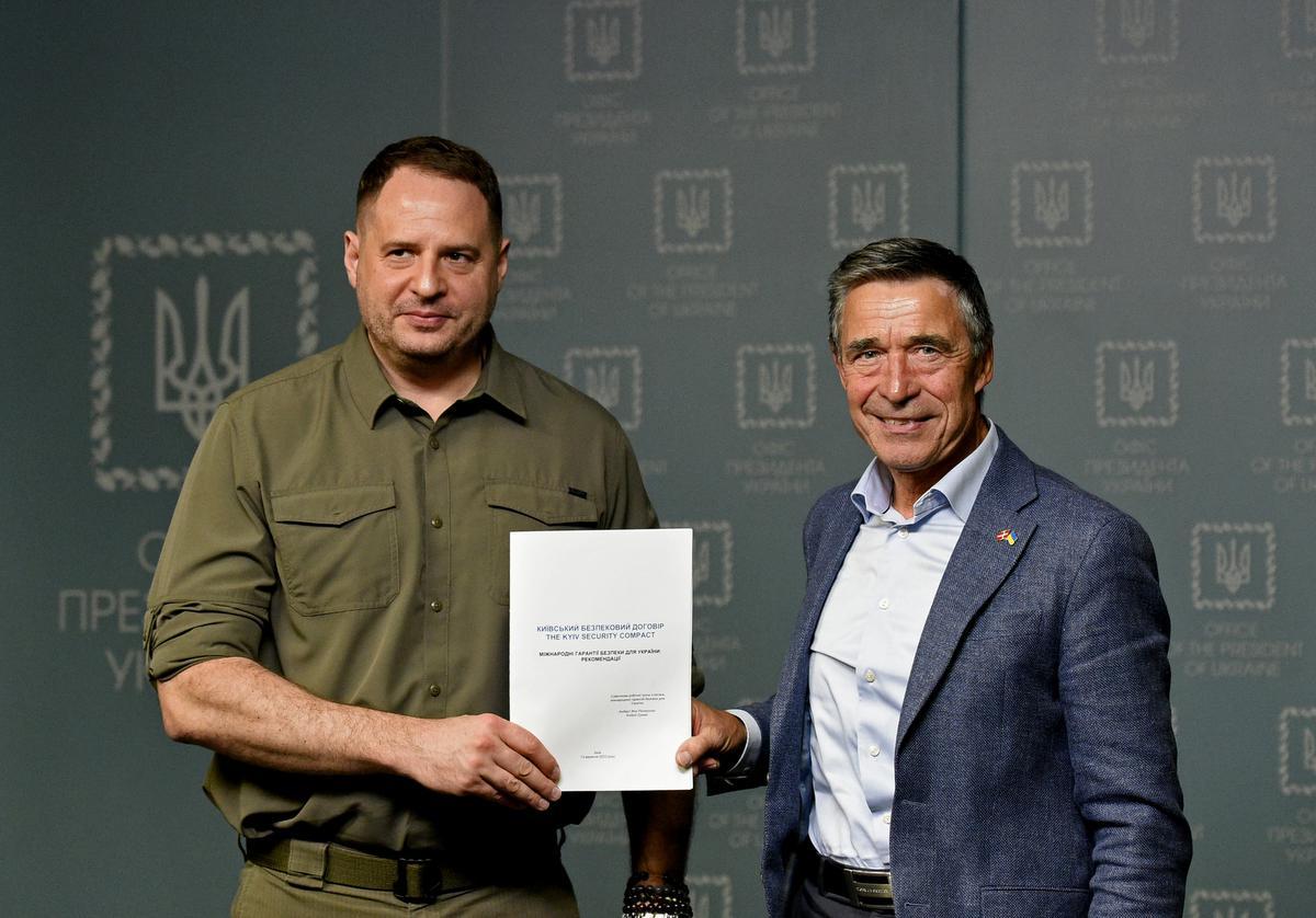 Stafchef Andrij Jermak en voormalig NAVO-baas Anders Fogh Rasmussen stellen het Kyiv Security Compact voor.
