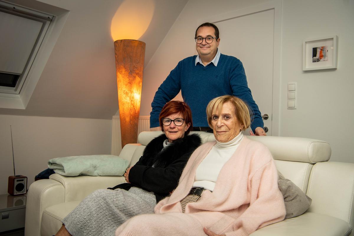 Dirk Vannieuwehuyse achter zijn echtgenote Chantal en zijn mama Marietta: “Iedereen hielp ieder weekend mee in de zaak.”