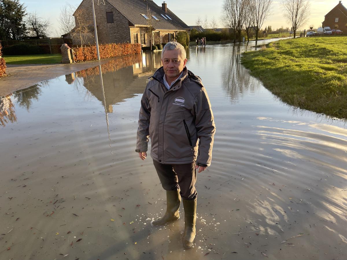Burgemeester Gerard Liefooghe tijdens de overstromingen vorig jaar in Stavele.