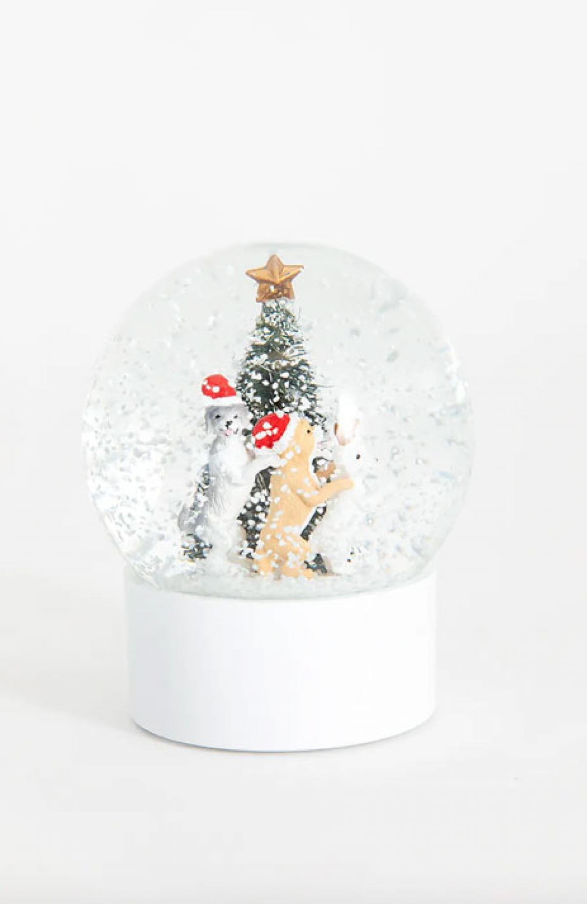 Sneeuwbol met honden rond kerstboom