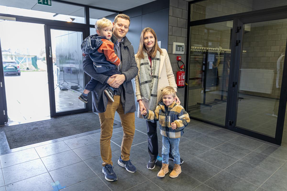 Maarten, Jolien en de kinderen kwamen voor het eerste stemmen in Ruiselede.