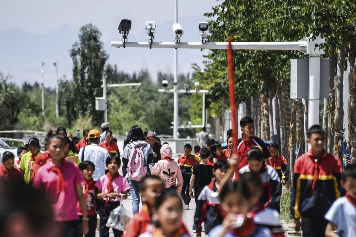 Xinjiang. Miljoenen camera’s registreren het komen en gaan van de Oeigoeren in de openbare ruimte.