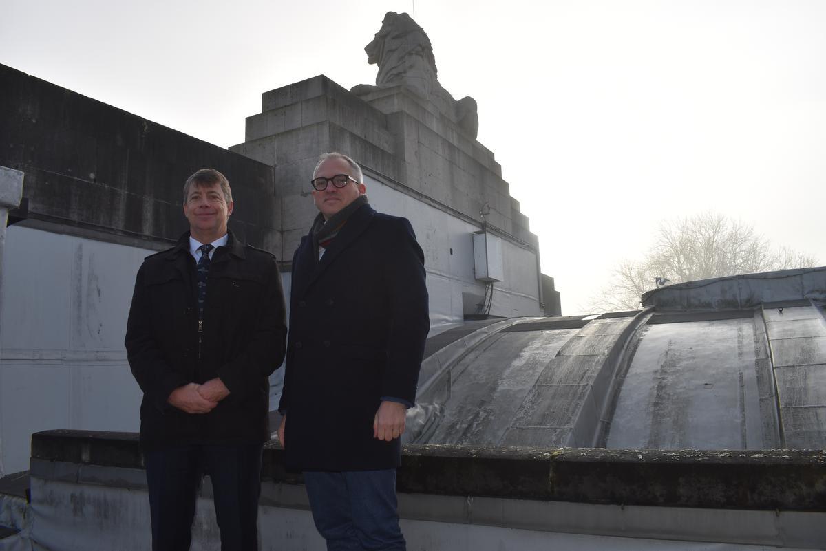 Minister Matthias Diependaele en Barry Murphy op het dak van de Menenpoort (Foto TOGH)