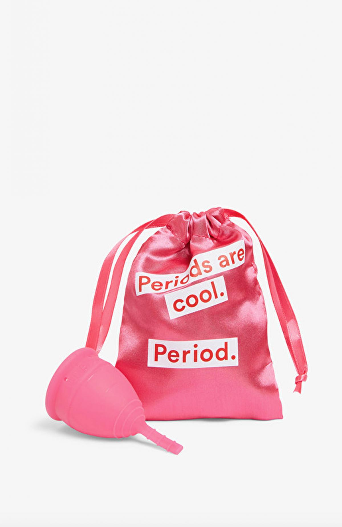 Roze menstruatiecup met opbergzakje