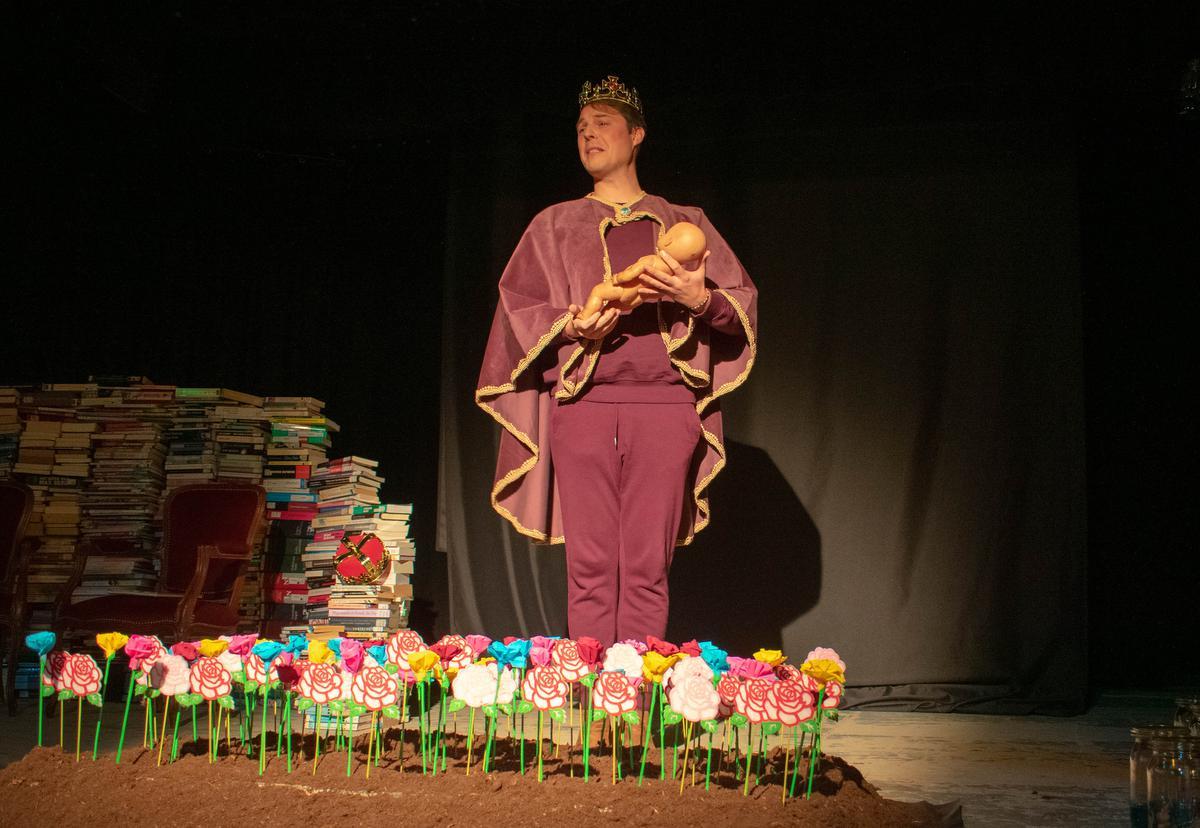 Sybe, vorig weekend, in een glansrol ‘De Prins die graag een kindje wou’ tijdens de Vertelwandeling van het Kuurns Theater. (foto ADM)