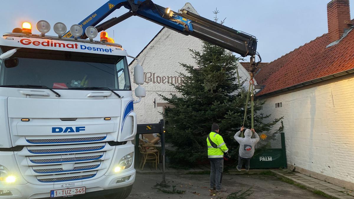 Een metershoge kerstboom werd ook op het terras van ‘t Bloemgat neergepoot.