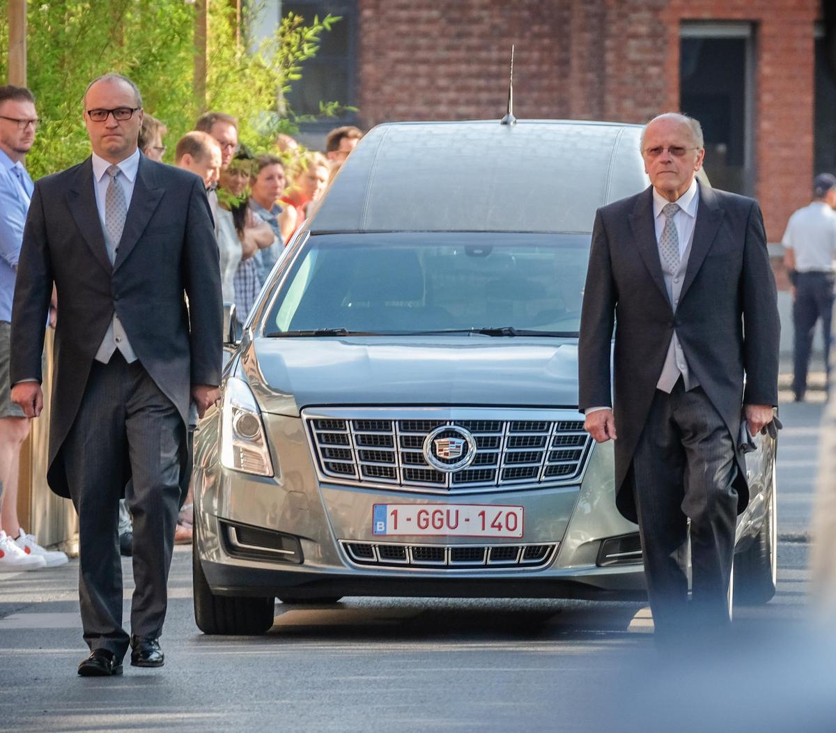 Op de begrafenis van oud-burgemeester Gerda Mylle stapten Stefaan en Marc Snoeck uit voor de lijkwagen die voor het stadhuis passeerde.